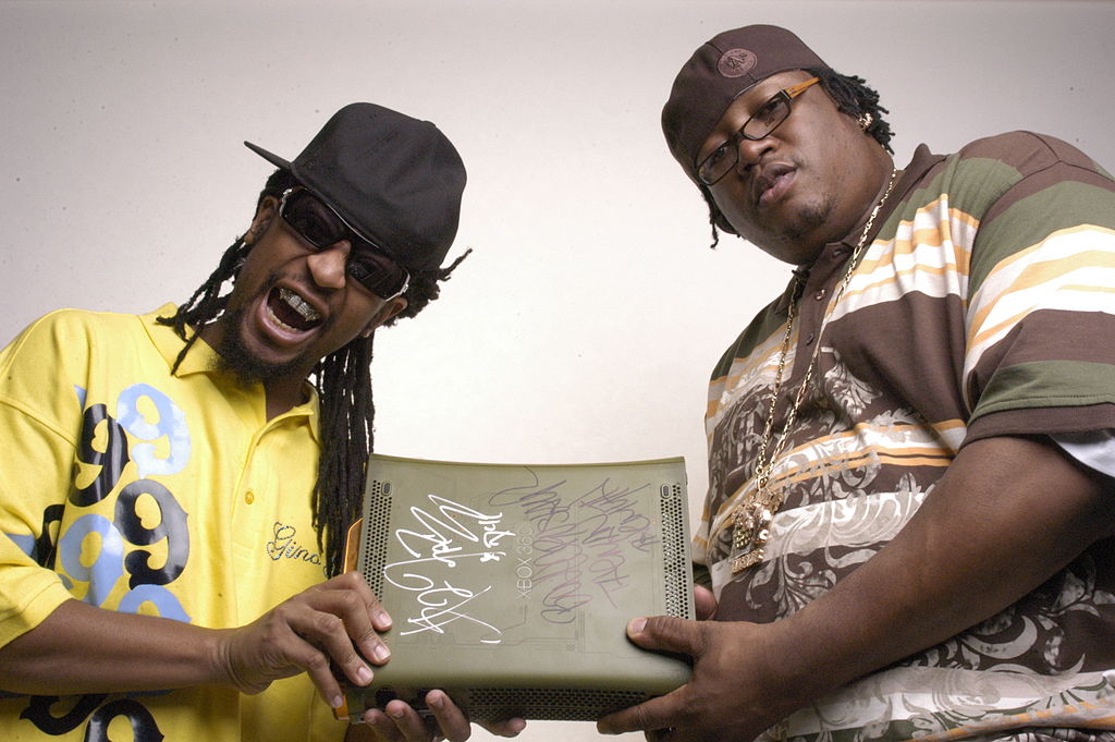 Lil Jon et E-40 tenant un souvenir signé