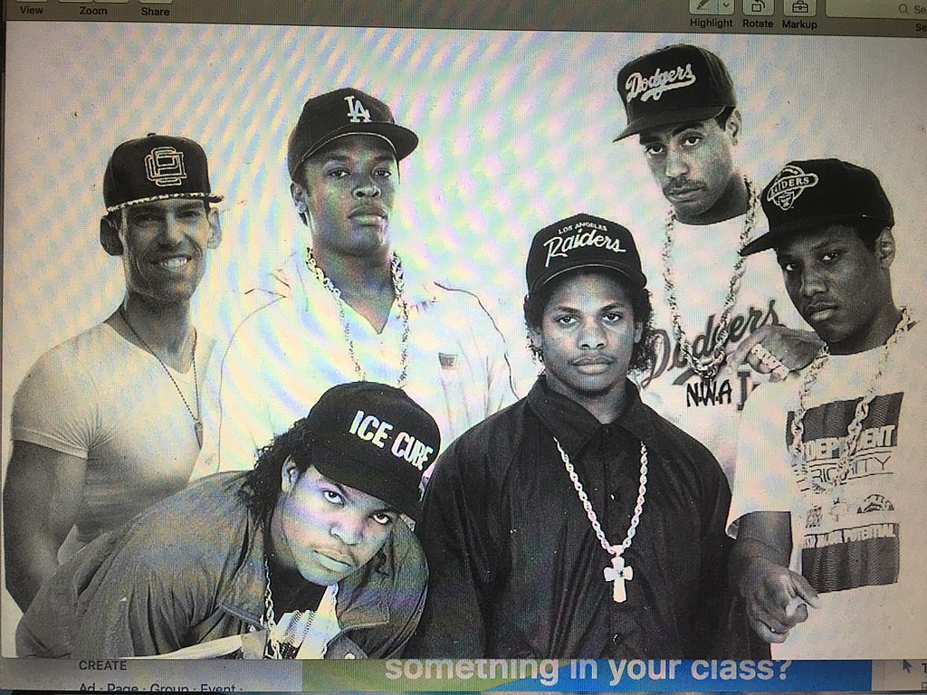 top 15 80s rappers of all time - Six membres masculins du N.W.A portant des casquettes